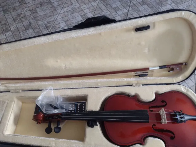 Vendo um violino novo.