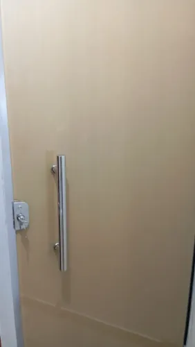 PORTA DE VIDRO ADESIVADA - SEMI NOVA