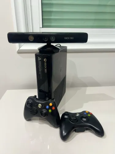 Xbox 360 Super Slim + kinect, dois controles e desbloqueado