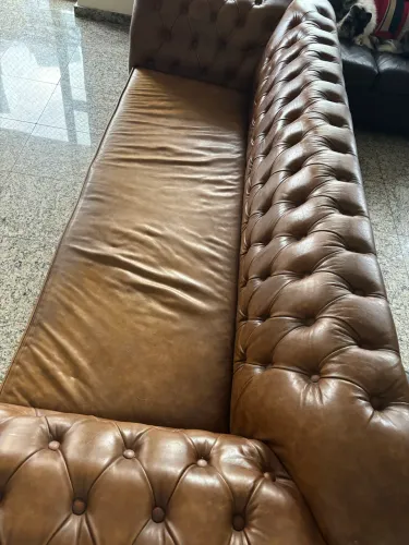 Sofá 4 lugares capitone couro