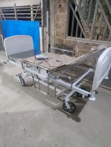 Cama hospitalar em perfeito com três ajustes funcionando tudo perfeitamente 