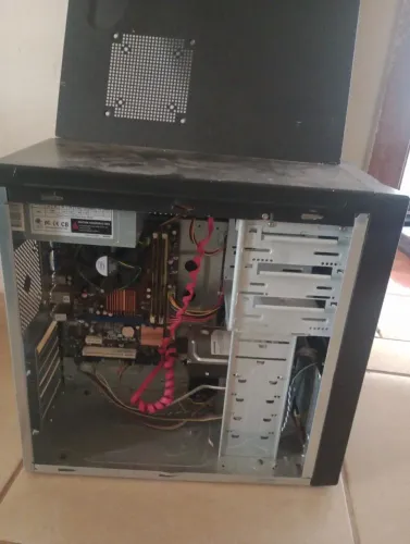 Computador antigo funcionando tudo