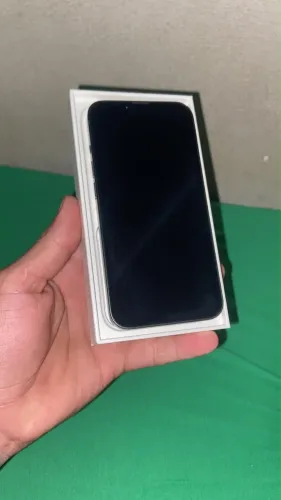 Vendo iPhone 13 Verde, 128 GB, em ótimo estado de conservação.