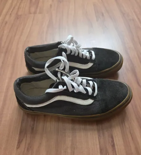 Vans Old Skool preto com sola de borracha natural (gumsole).