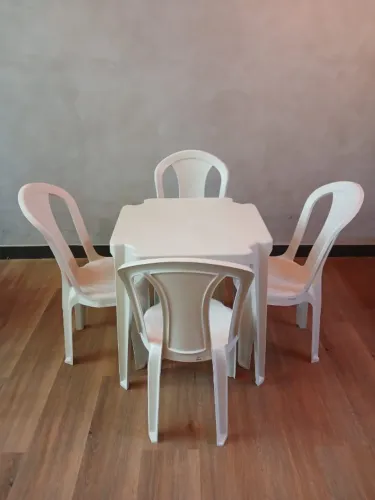 Jogo de Mesa e cadeiras de plástico