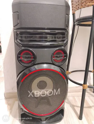 Som LG Xboom rnc7 com controle e antena ?