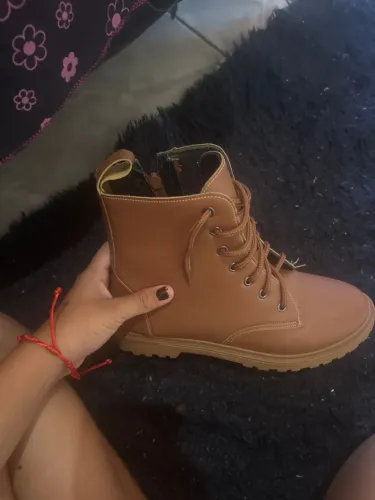 Vende se bota de couro 