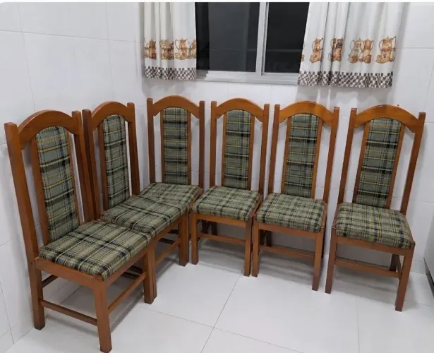 Conjunto de 6 cadeiras de madeira maciça