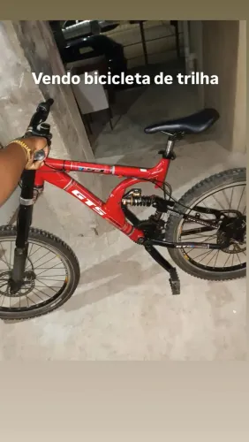 Vendo bicicleta de trilha totalmente boa com amortecedor traseira e diante freio a disco 
