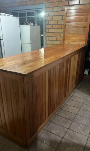 Balcão comercial em eucalipto