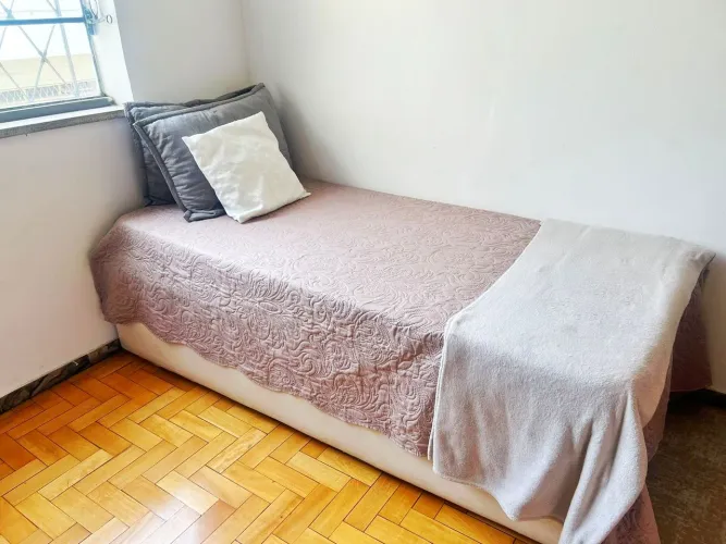 Cama box baú com colchão, capa e travesseiros em excelente estado de conservação