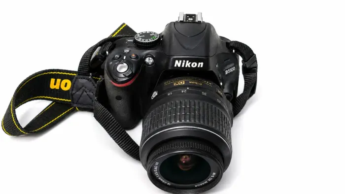 Máquina Nikon D5100  e  flash nikon speedlight sb 700