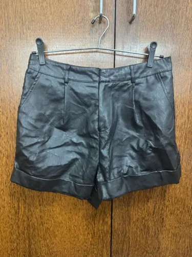 shorts shein de couro preto 40/42