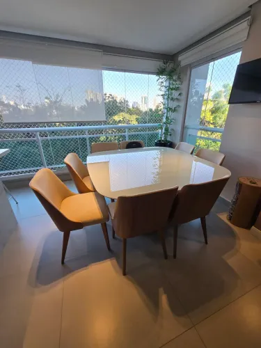 Mesa de jantar e 8 cadeiras