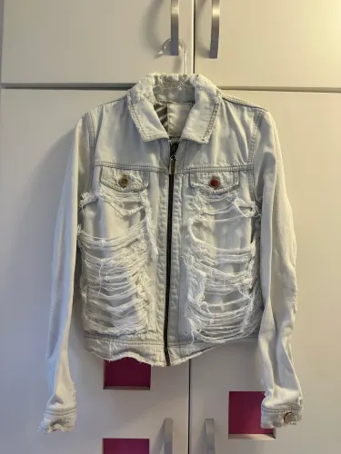 Jaqueta jeans lança perfume