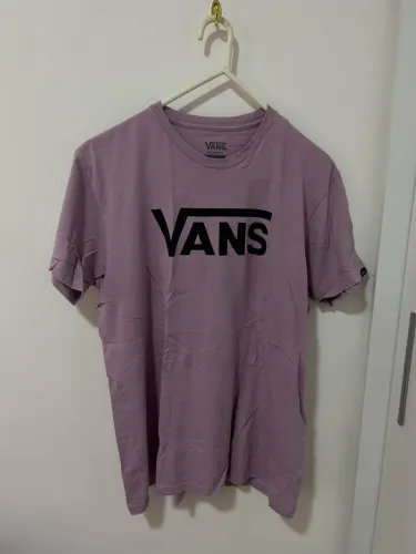 camiseta lilás vans