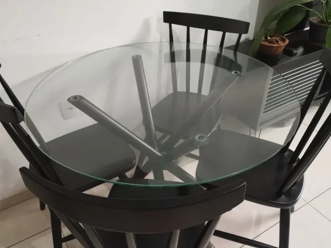 Mesa 4 lugares com cadeiras de madeira
