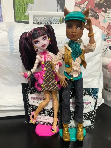 Bonecos schools out Draculaura e Clawd Wolf