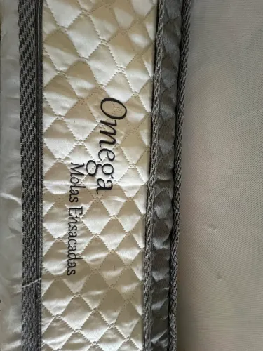 Vendo colchão Queen Herval Ômega com molas ensacadas e pillow top.