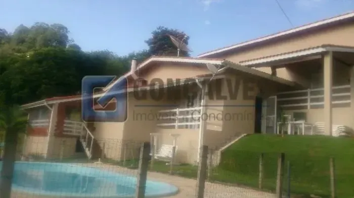 Casa Residencial 3 Quartos com Piscina e 4 Vagas em Joanópolis, SP