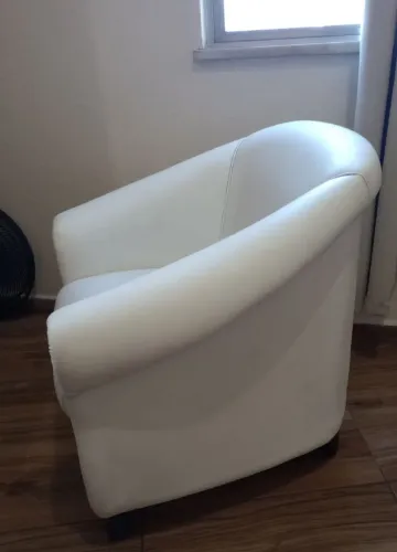 Poltrona branca vendo. Aceito Oferta!
