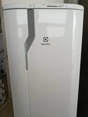 Geladeira Electrolux RE31 - 240 litros