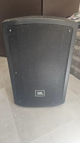 Vendo caixa de som profissional JBL JS-12BT. Acompanha microfone Lyco e tripé.