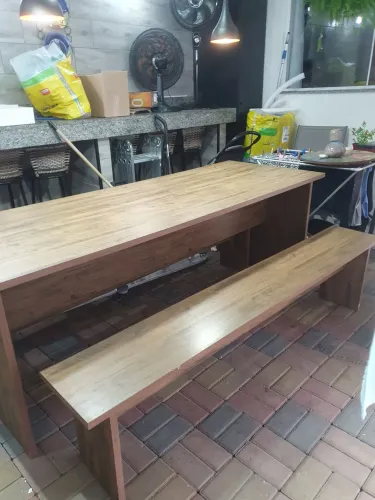 Mesa e bancos 
