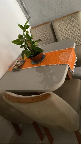 Vendo mesa com tampa de vidro com 4 cadeiras em estofado apenas 1 mês de uso 