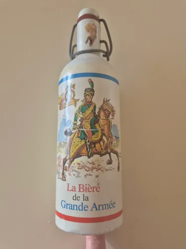 Garrafa comemorativa de cerveja em lata de alumínio fechada