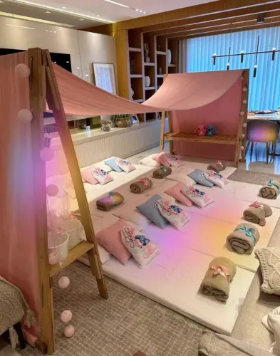 Festa do pijama com tenda coletiva e kits de dormir