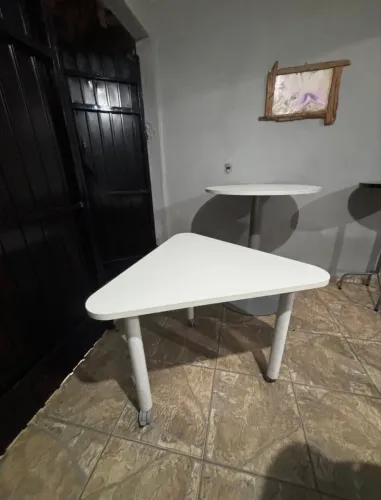 MESA TRIANGULAR/MESA PRA ESCRITÓRIO/MESA PARA QUARTO