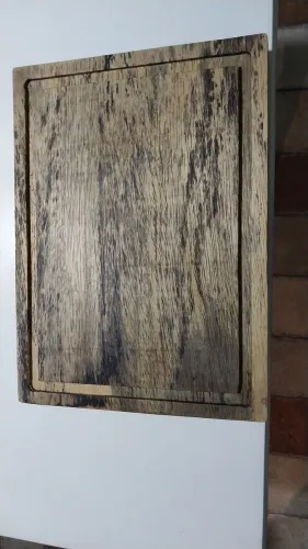 Tabua de carne madeira artesal 40 x 30x 5 cm tratado com cera e oleo impermeabilizante. .