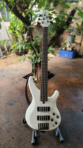 Baixo 5 cordas Yamaha TRBX 305