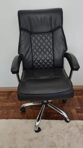 Cadeira de escritório com molas ensacada em ótimo estado