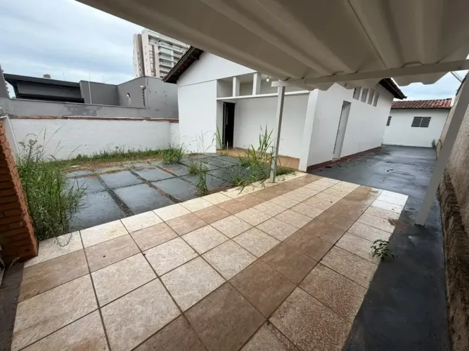 Aluga-se Residência Comercial há poucos metros da Av. Paulo VI