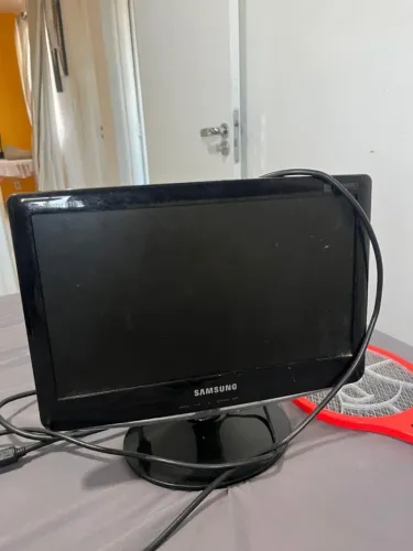 Monitor e um Teclado