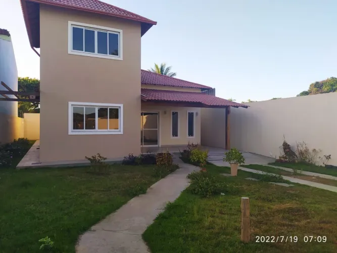 ALUGA-SE CASA COM QUINTAL AMPLO EM FRENTE À LAGOA