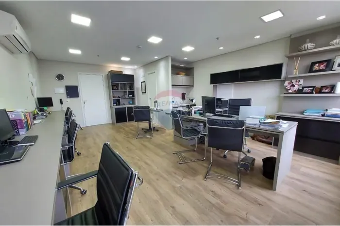 Sala comercial de 37,25 m² para VENDA, MOBILIADA, com estação de trabalho, aramrios planej