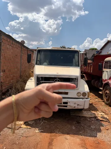 VENDE SE MERCEDES 1620 2002 CAÇAMBA.
