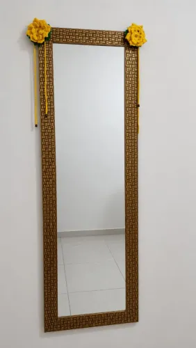 Espelho de Parede Grande com Moldura Decorativa - Excelente Estado<br>Descrição: