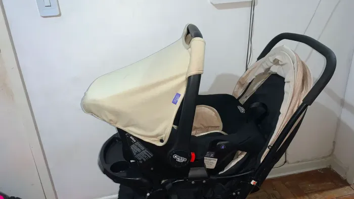 Carinho de bebê com bebê conforto