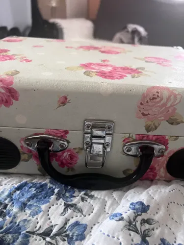 Vitrola em formato de mala
