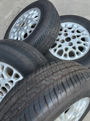 Vendo jogo de roda liga leve Aro13/04pneus 175/70 R13 Goodyear Direction Touring 2