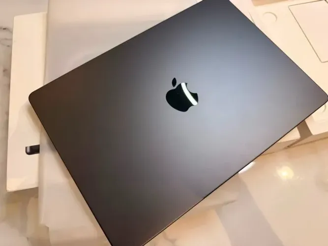 MacBook Pro 14" Apple M3 Pro - 18GB RAM - 512GB SSD - Estado Impecável
