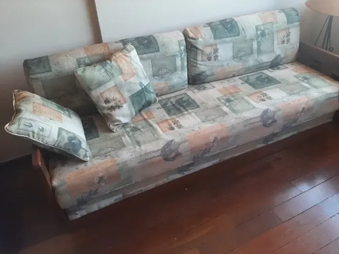 Sofá-cama de madeira maciça com estofado, medindo 1,98x0,66x0,30 cm (02 peças )-Perfeitas!