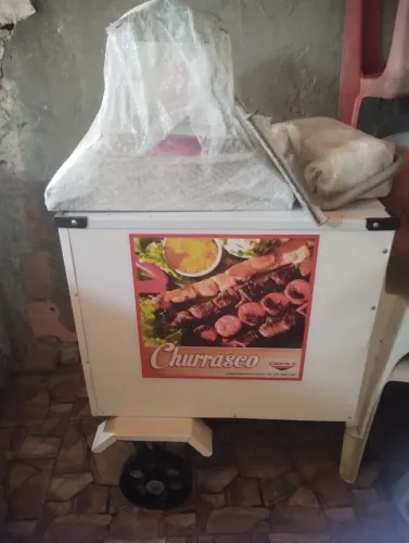 Vende hum carrinho de churrasco.novo nuca foi usado