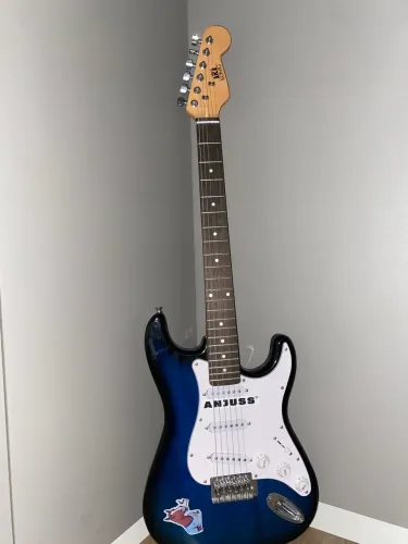 guitarra stratocaster+ pedaleira blackbox+ cabo