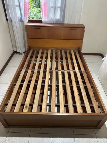 Cama de casal de madeira com cabeceira
