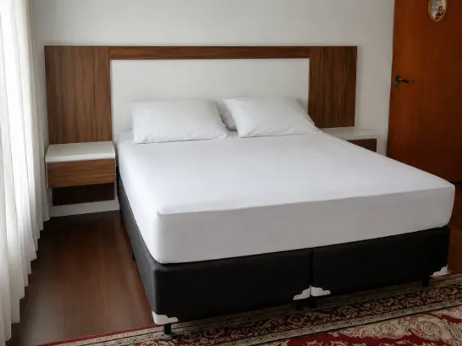 Cama Box Queen com Cabeceira em Madeira Maciça